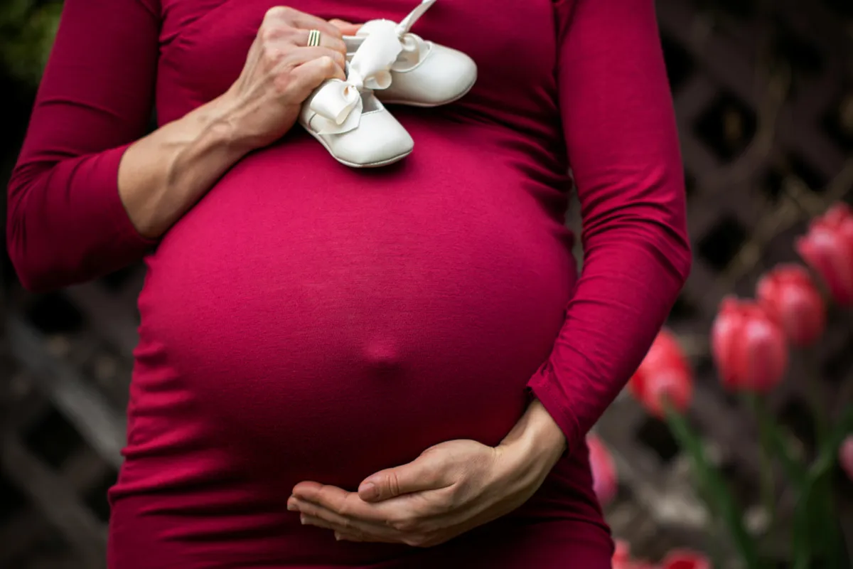 alt=A kismama izgatottan várta kisbabáját két héttel a szülés előtt, amikor hirtelen brutális fordulatot vett az egész állapot 