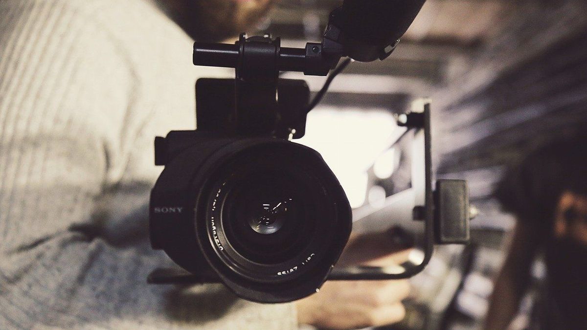 Pánik a stúdióban: élő adásban ájult le a székről a reggeli műsor sztárja – videó