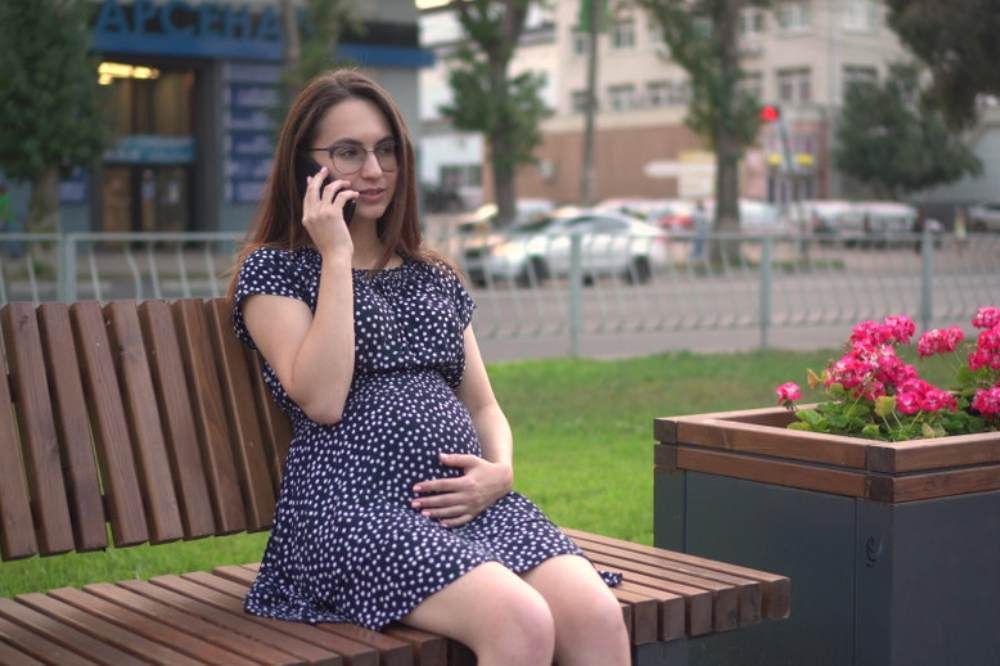 terhes, telefon, szemüveg