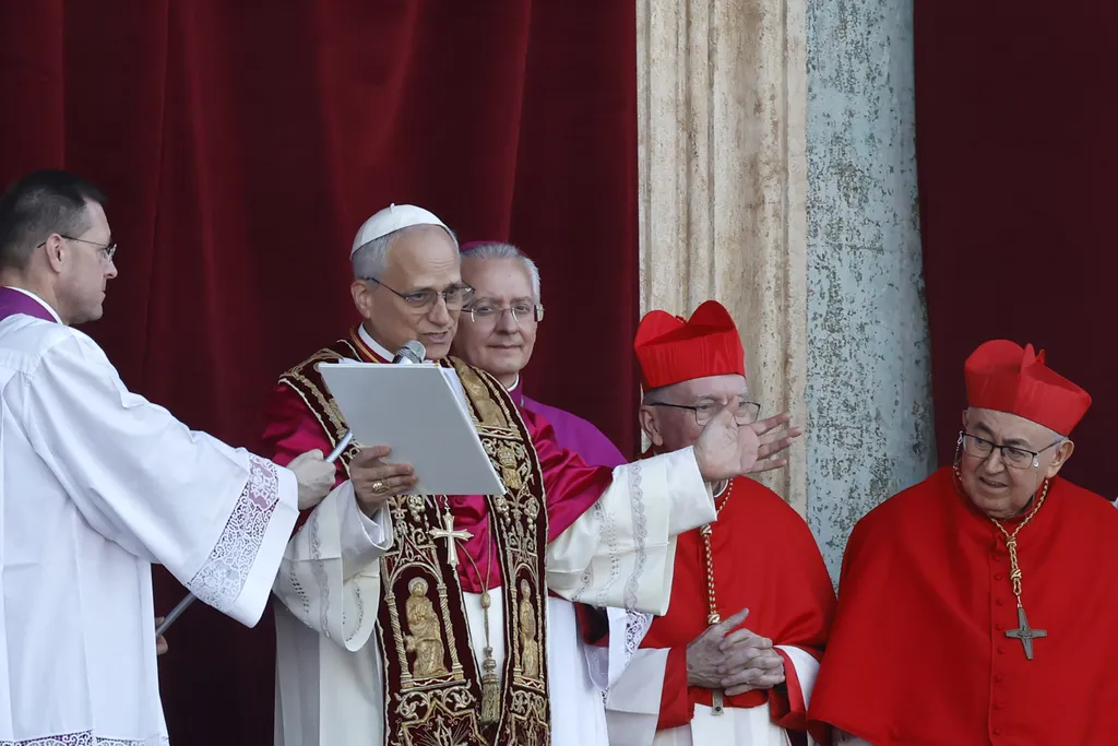 Pope Leo XIV makes his first appearance after conclave
XIV. Leó