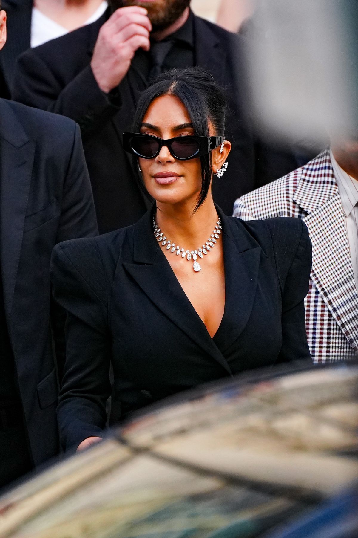 Kim Kardashian stílusosan egy hatalmas gyémánt nyaklánccal jelent meg a bíróságon