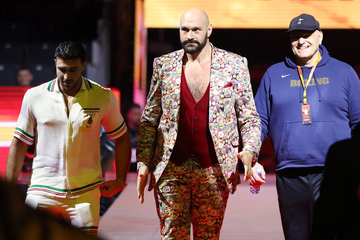 Tyson Fury (középen) jobbján féltestvére, a főmérkőzést vívó Tommy, balján az édesapjuk, John Fury