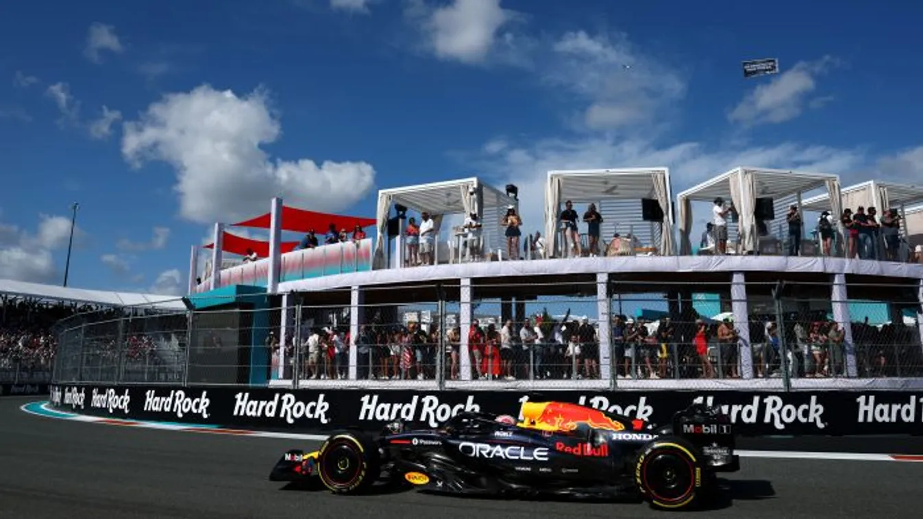 Káoszba fulladt a Forma-1-es sprintfutam, Verstappen súlyos büntetést kapott