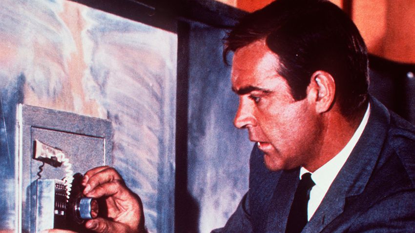 Sean Connery hány filmben játszotta James Bondot?