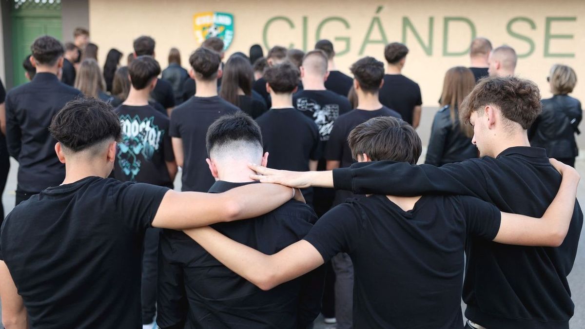 Kiss Máté Bence halála után gyertyagyújtással emlékeztek meg a 18 éves cigándi játékosról