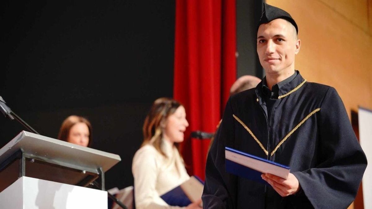 Évekig hajléktalanként élt az utcán, ma már a második diplomájára készül Dávid