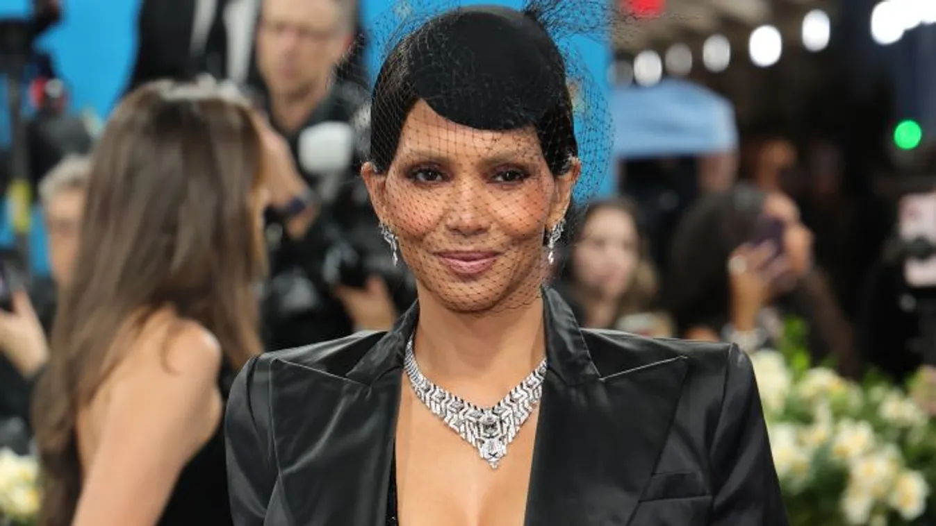Halle Berry közel 59 évesen is bombázó: bugyi nélkül vonult a Met-gálán