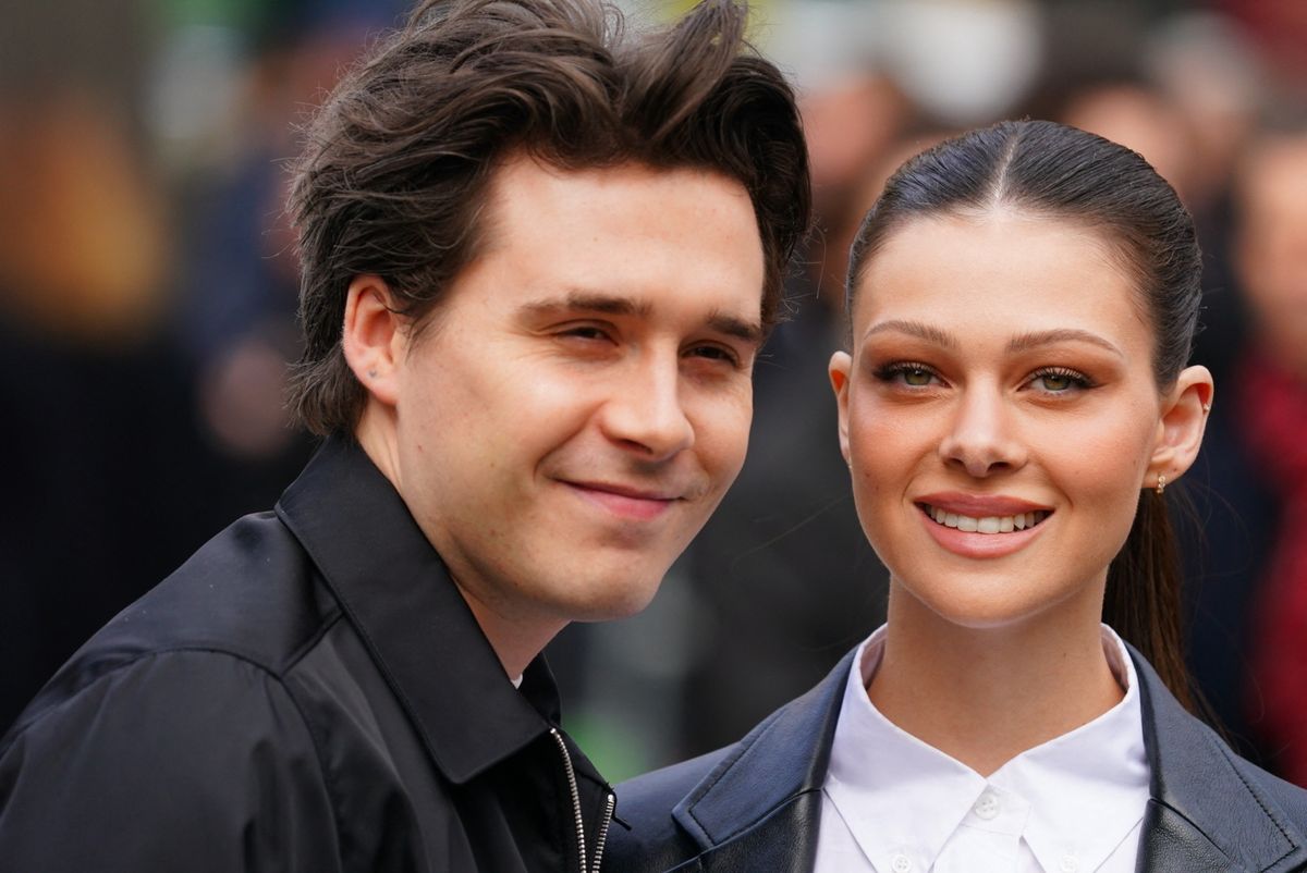 Brooklyn Beckham a felesége családja mögé bújik