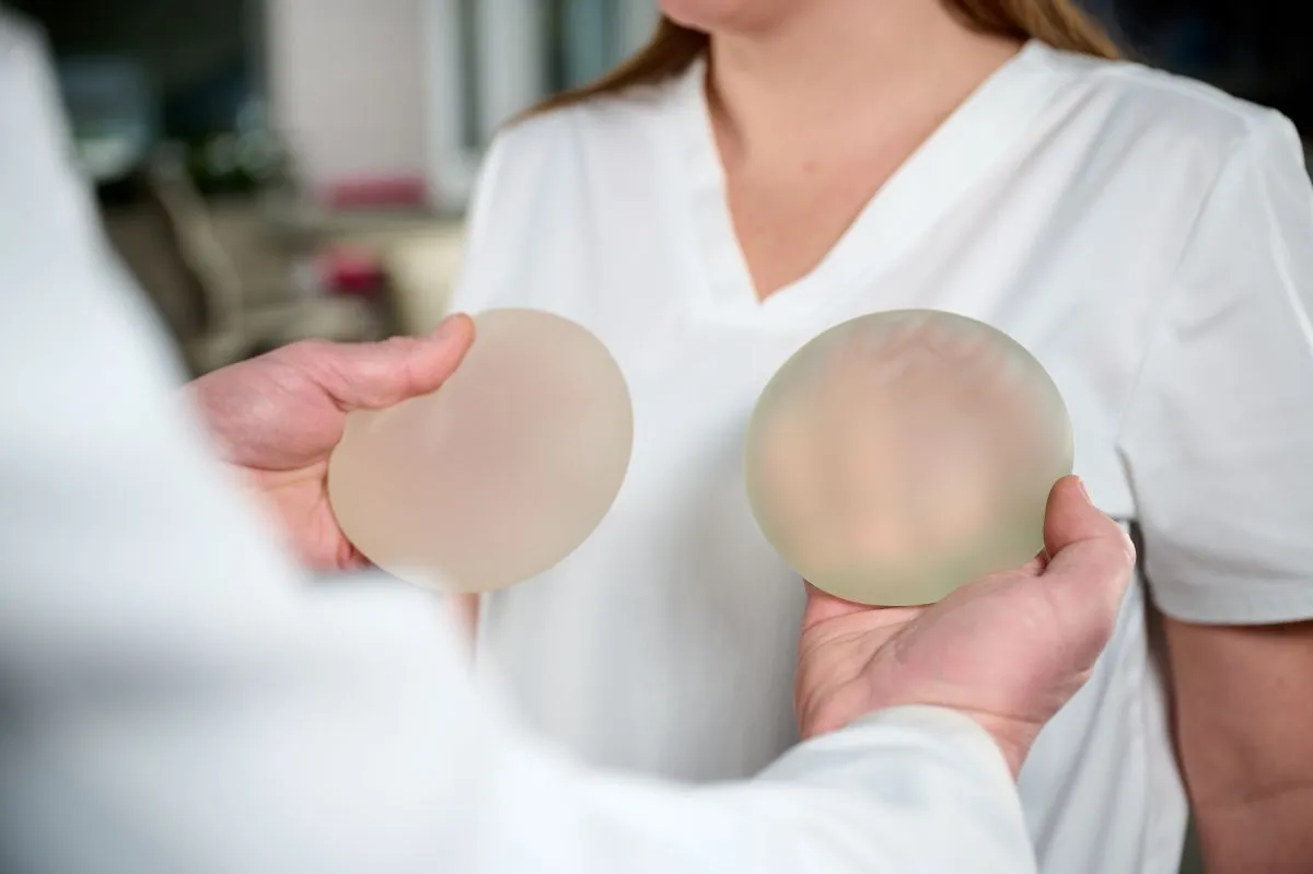 Close-up,Of,Female,Plastic,Surgeon,Demonstrates,Breast,Implants,To,A