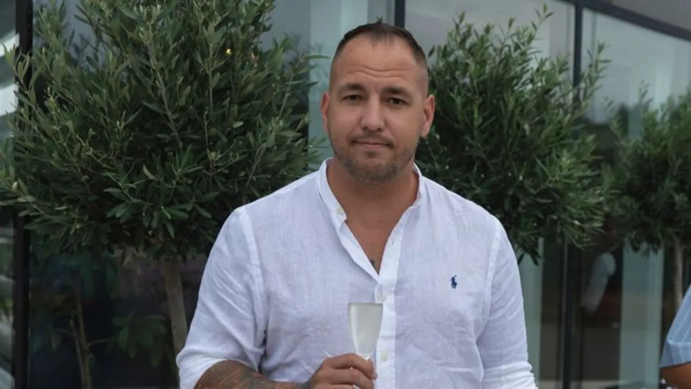 "Szeretlek" - írta ki Curtis a netre, és nem a menyasszonyának szólt