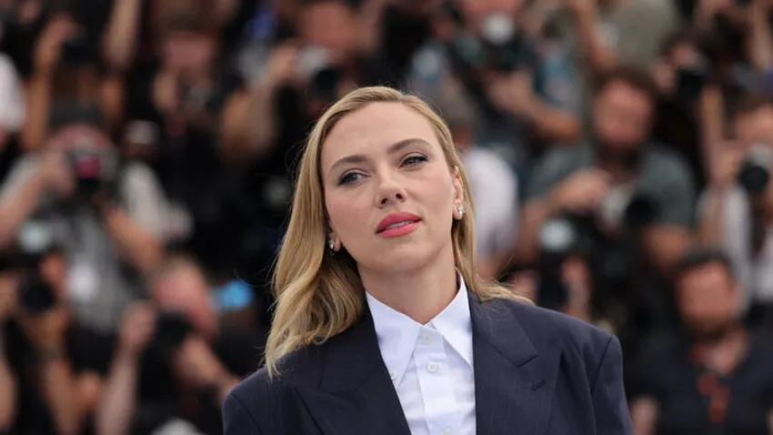 Cannes: Scarlett Johansson szoknyát húzott zakójához, Elle Fanning kis híján villantott – Galéria