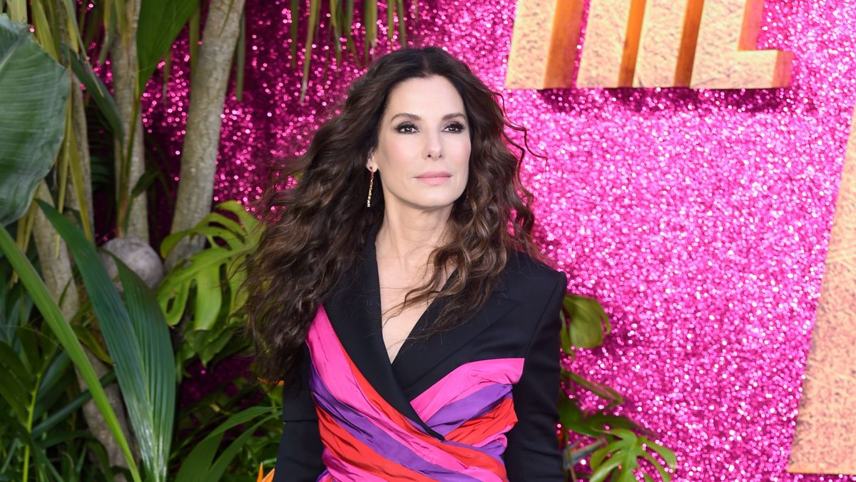 Szerelme halála után a 60 éves Sandra Bullock barátai segítségével tér vissza az életbe