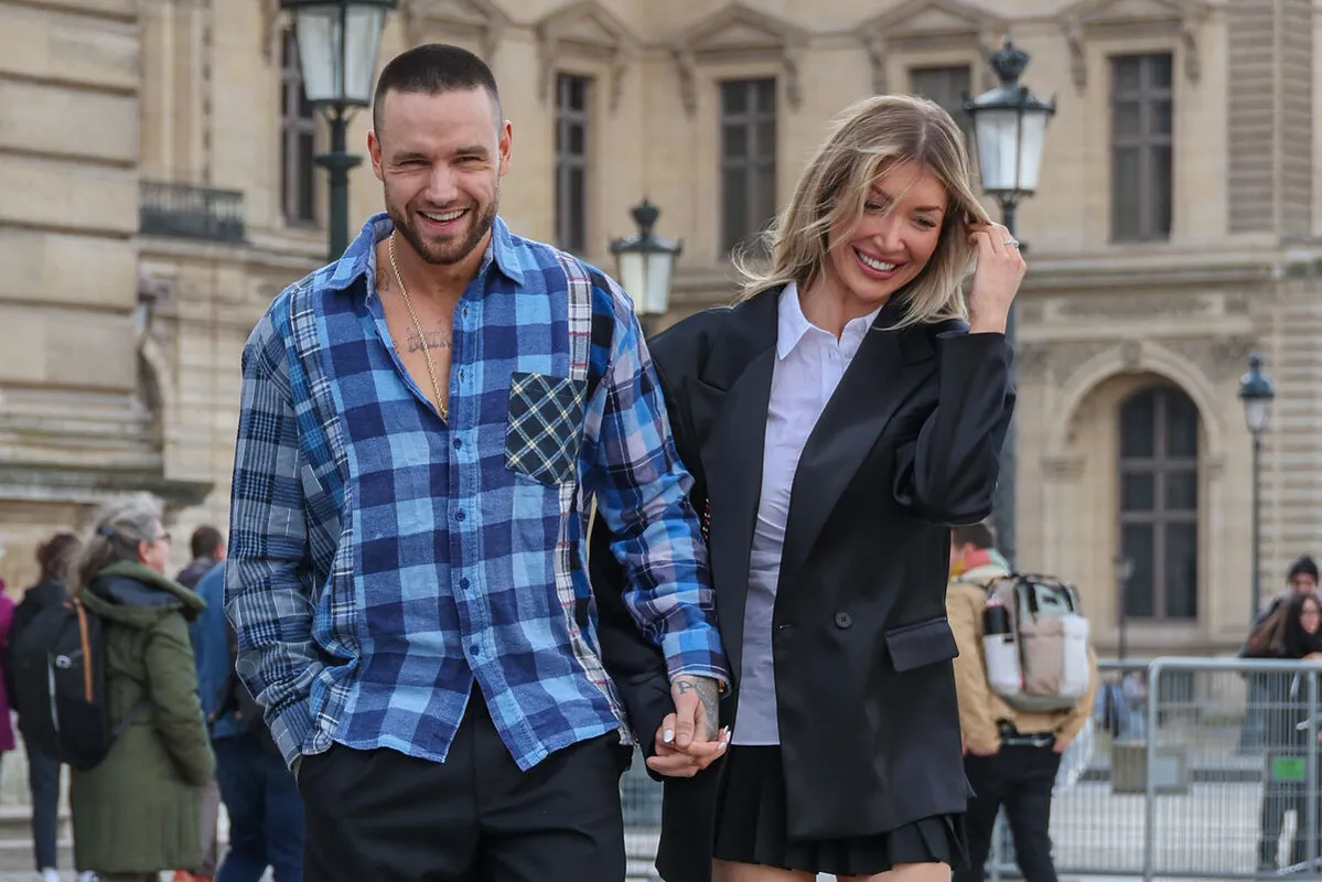 Exclusif - Liam Payne et sa compagne Kate Cassidy se baladent dans les rues parisiennes lors de la mode femme automne / hiver 2024-2025 lors de la Fashion Week de Paris (PFW)