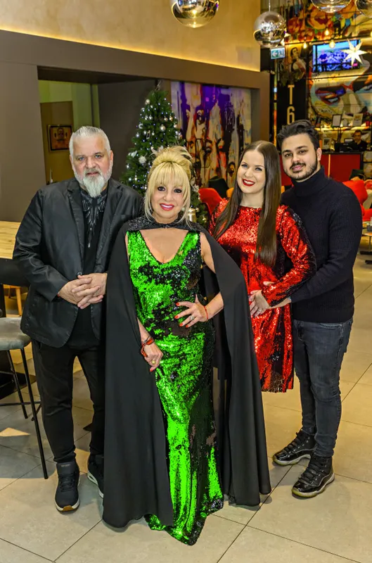 hot! hétfői feltöltés
Mikes - Ákos
Kiss Ádám - Ákos
dr. Katona Szandra - Niki
XIV. Leó pápa - Niki
Zoltán Erika - Adrián
Szabó Ádám - Adrián