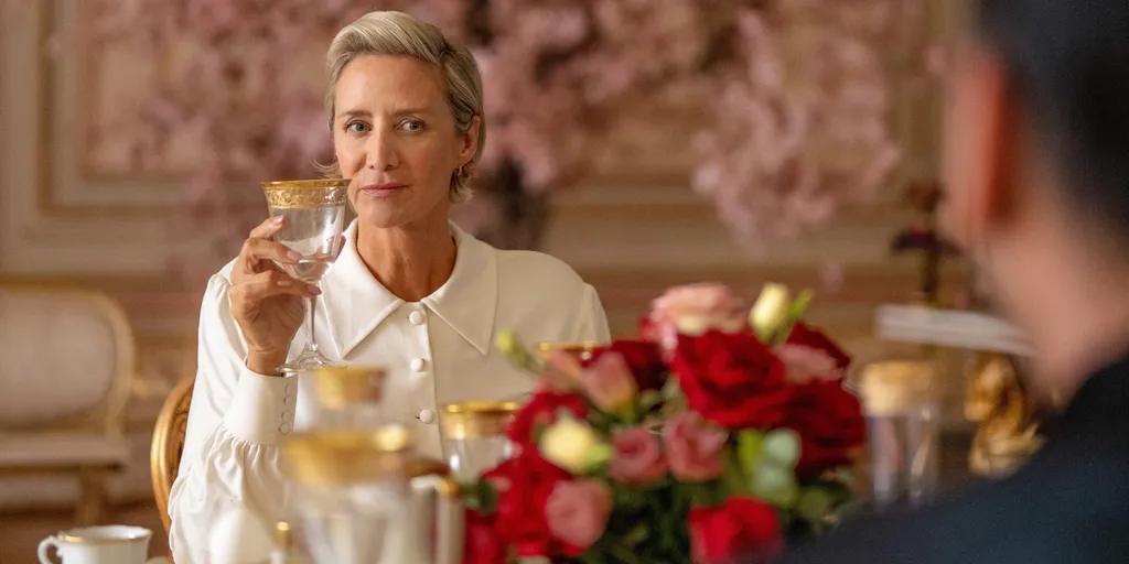 KAOS, Season 1. (L to R) Janet McTeer as Hera in KAOS, Season 1. Cr. Courtesy of Netflix © 2024