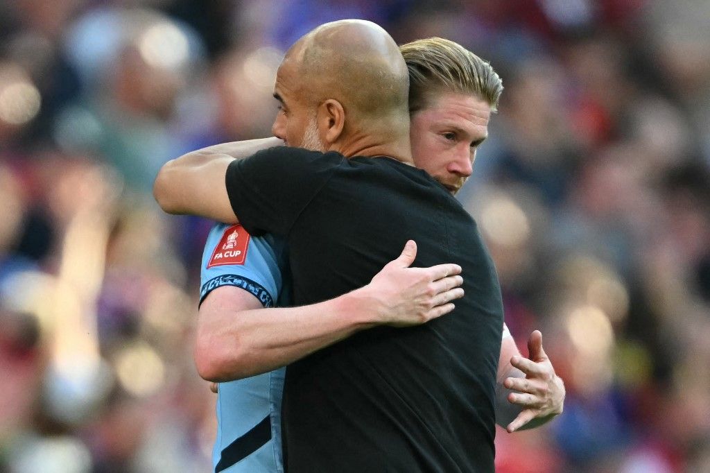 Guardiola és De Bruyne ölelése  belga manchesteri búcsúmeccsén
