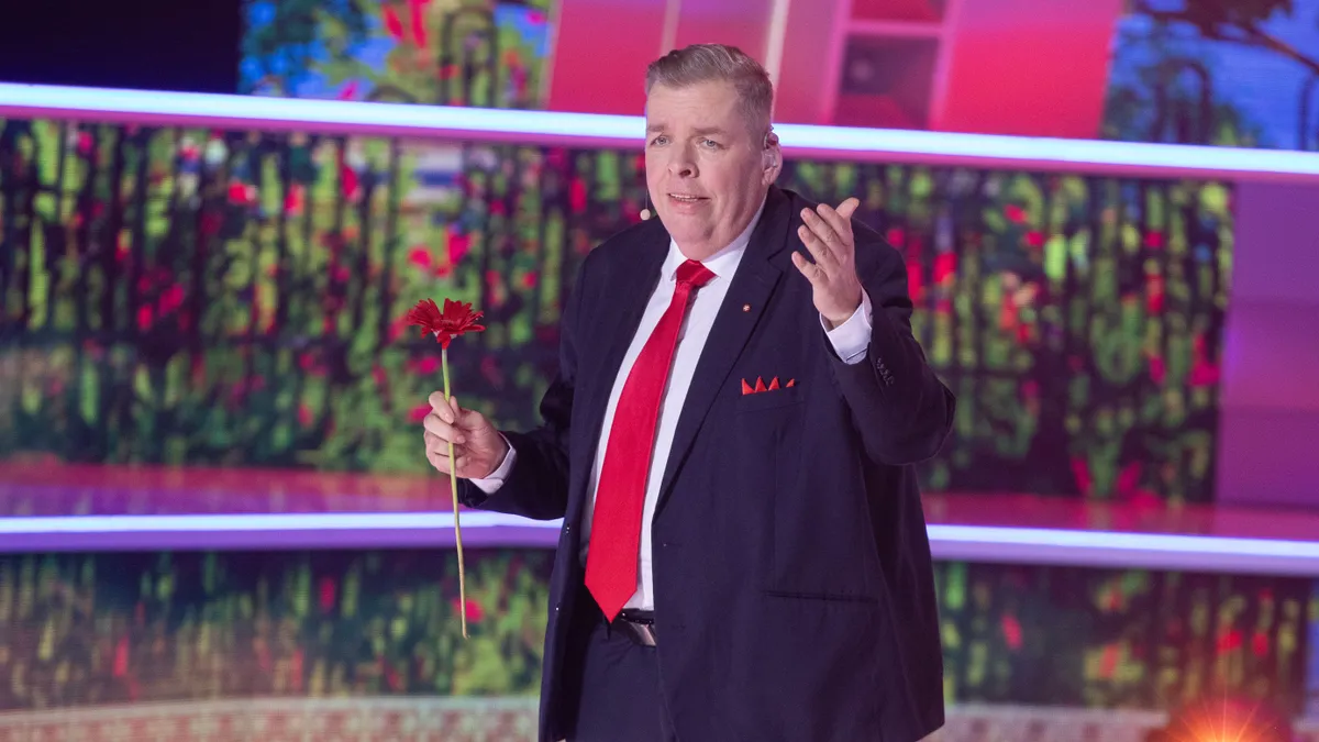 Schmuck Andor a betegségéről, hogy már a büféssel is összebarátkozott a kórházban, hogy amikor először lett beteg, megvezette az embereket, hiszen emiatt kellett valójában levágatnia a haját, valamint a munkáját igyekszik átadni másoknak, hogy ha "kiesne", a nyugdíjasok akkor se maradjanak programok és lehetőségek nélkül   BORS