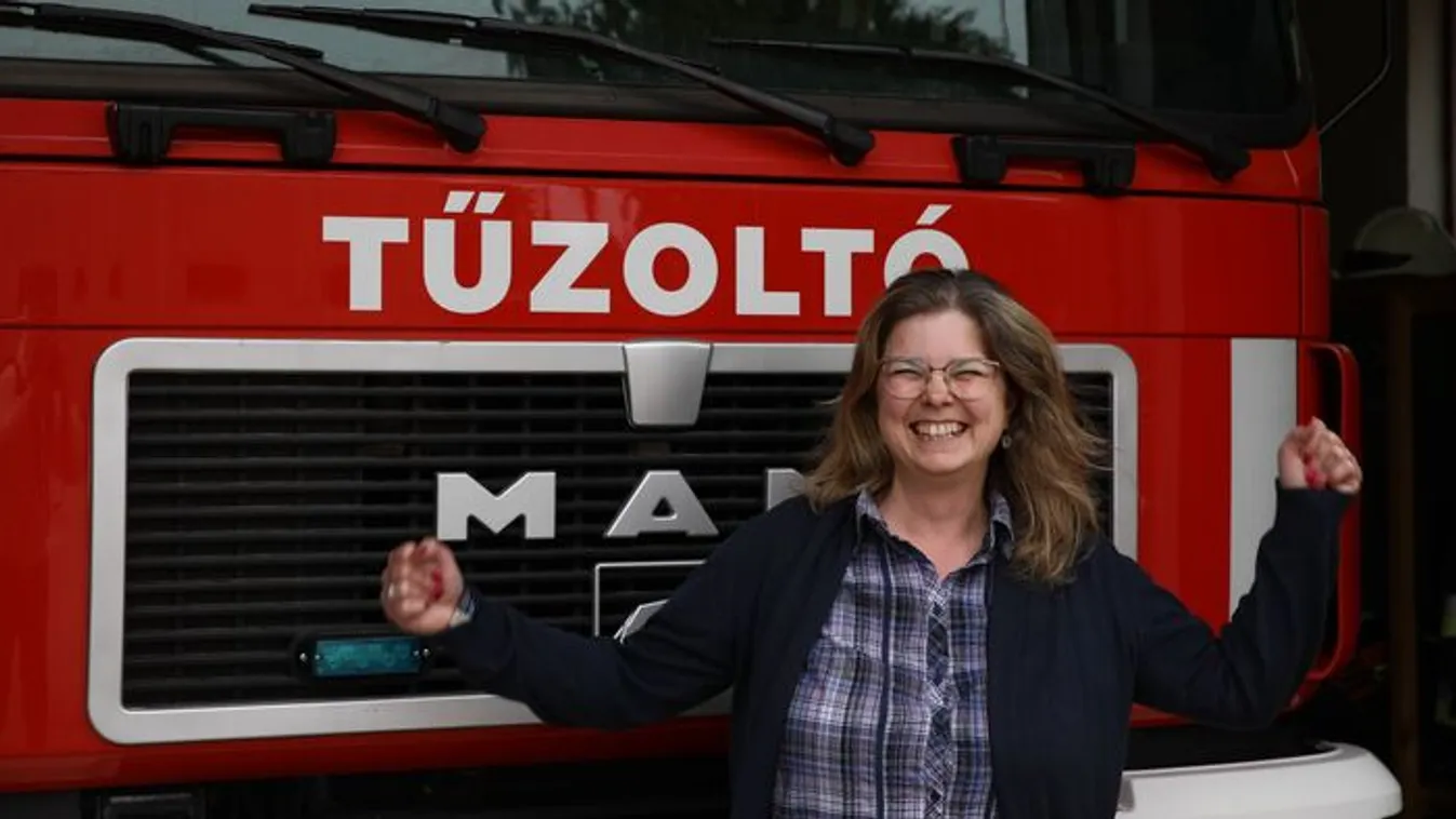 Az ország egyetlen női tűzoltóautó-vezetője Kovács Renáta!