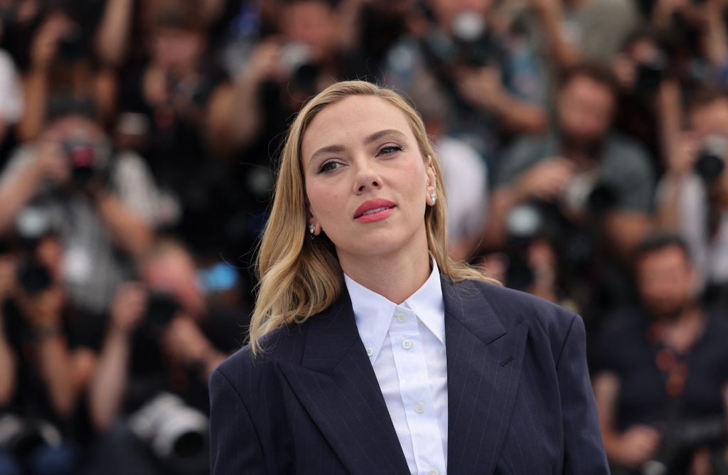 Cannes: Scarlett Johansson szoknyát húzott zakójához, Elle Fanning kis híján villantott – Galéria