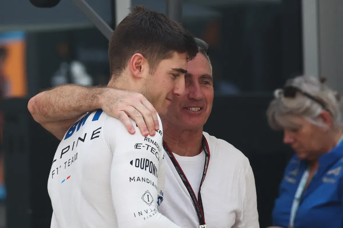 Mick Doohan és az F1-ben jelenleg nem versenyző fia, Jack testőrséget volt kénytelen fogadni