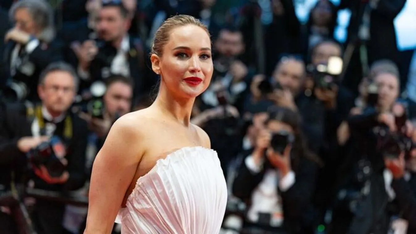 Jennifer Lawrence másfél hónappal szülése után is bombaformában libbent be Cannes-ba – Galéria