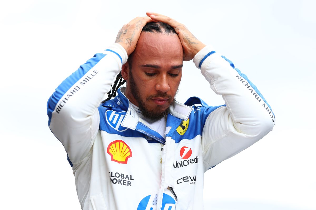 Lewis Hamilton kapott a fejére a hétvégi viselkedése miatt