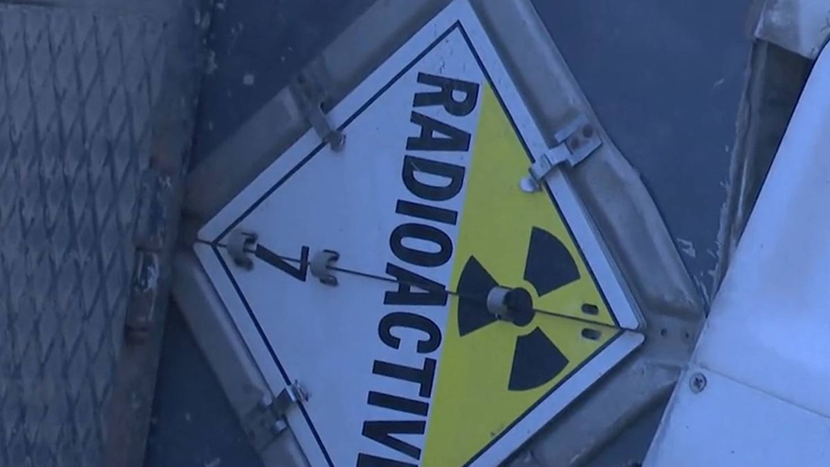 Pánik az M3-ason: radioaktív anyaggal borult fel egy kamion