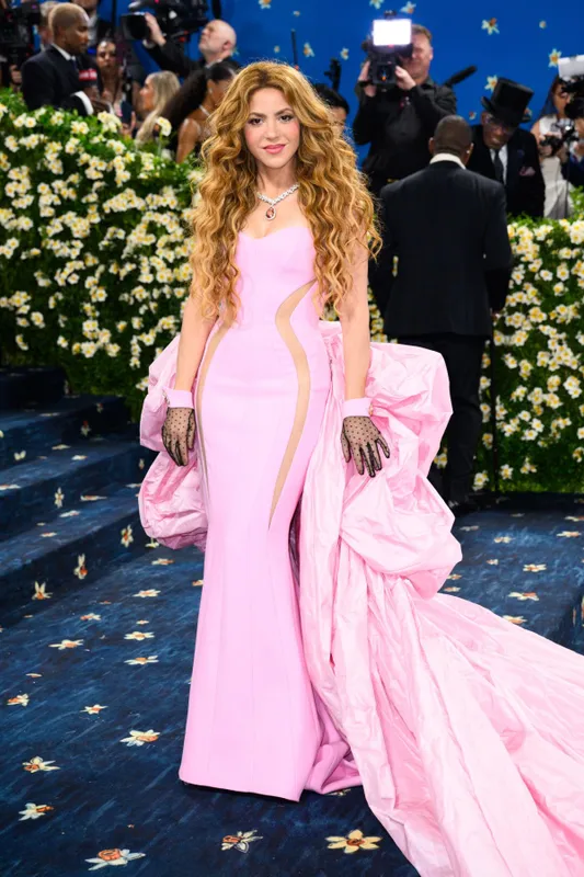 Shakira nem is próbált a dresscode-hoz illően öltözni