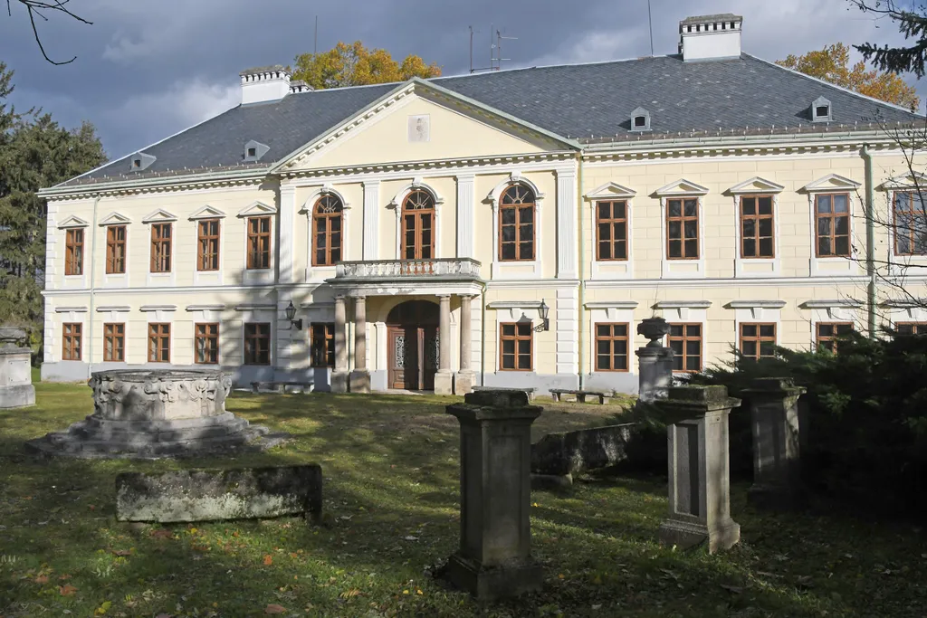 Sötét titkot rejt a padlás? Riasztó, amit Urbex Kálmán ott talált