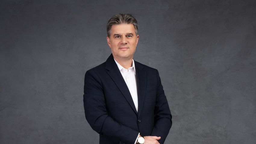 Mivel foglalkozik Fertőszögi Péter?