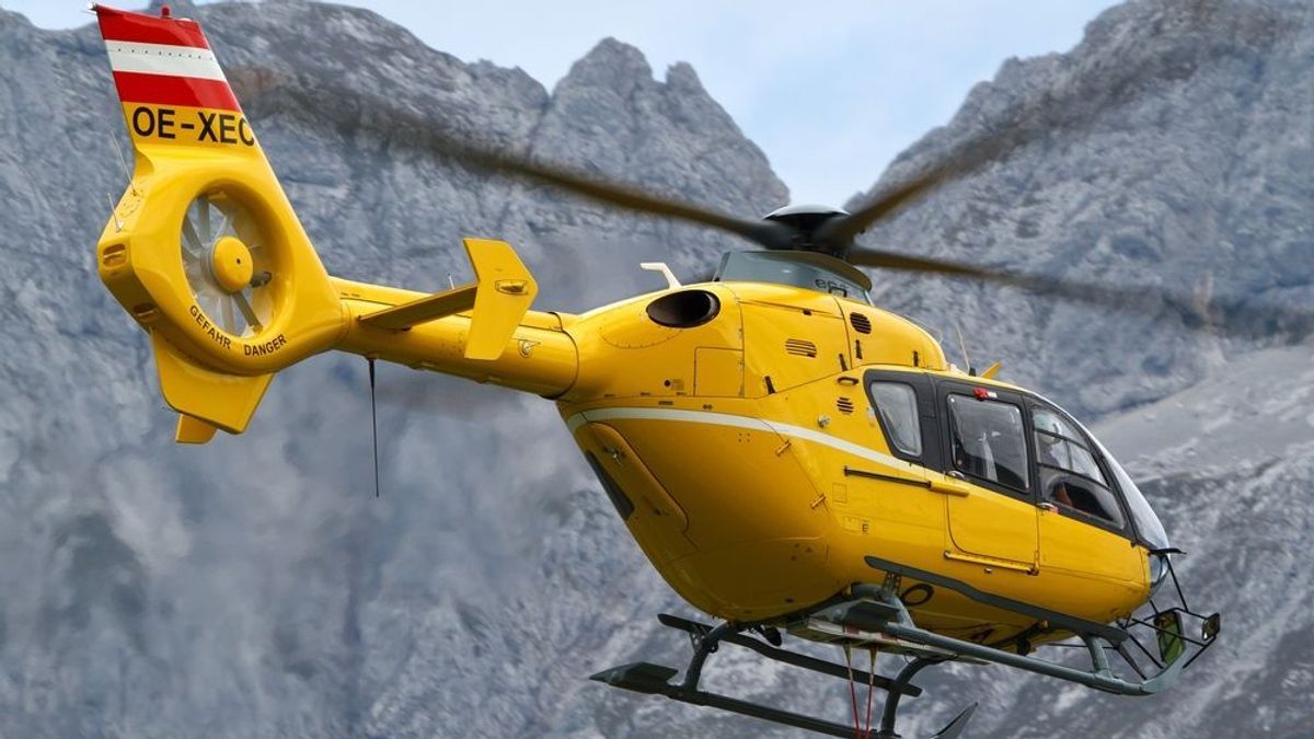 Mentőhelikopter landolt a házak között: mélybe zuhant a magyar kamionsofőr