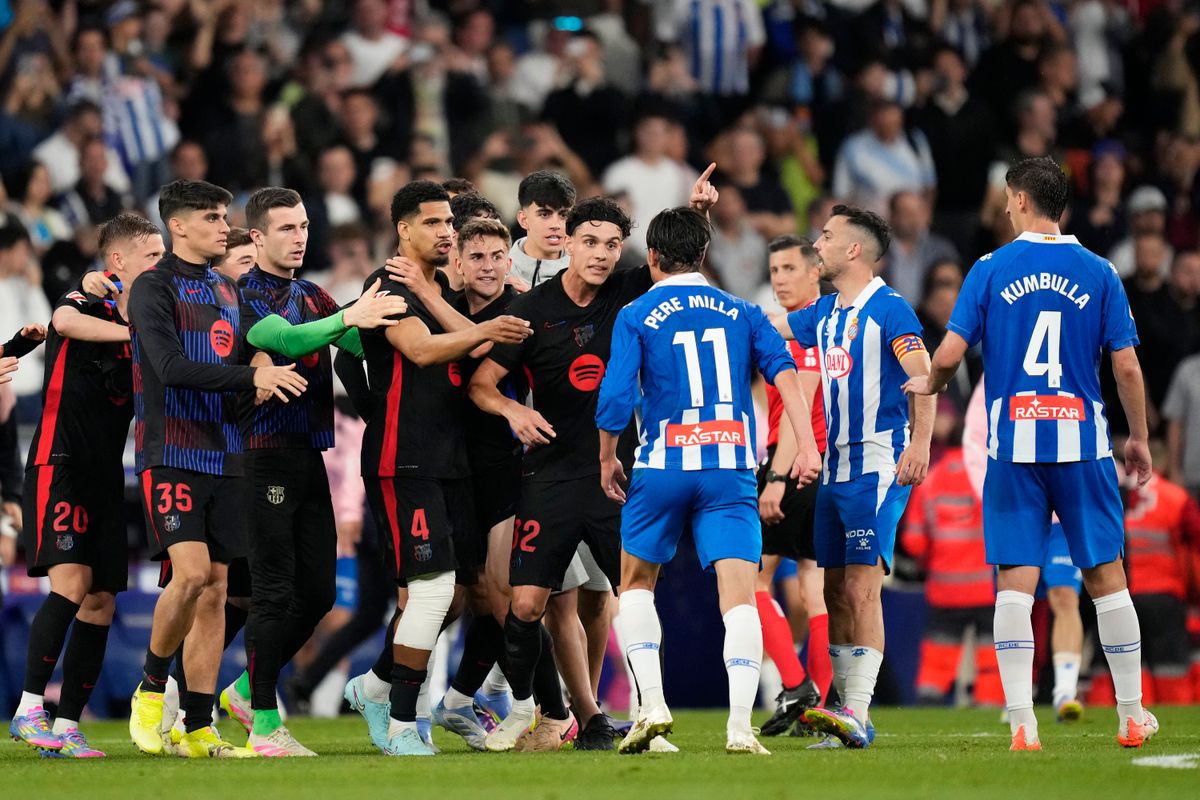 A Barcelona és Espanyol játékosai a pályán többször egymásnak estek