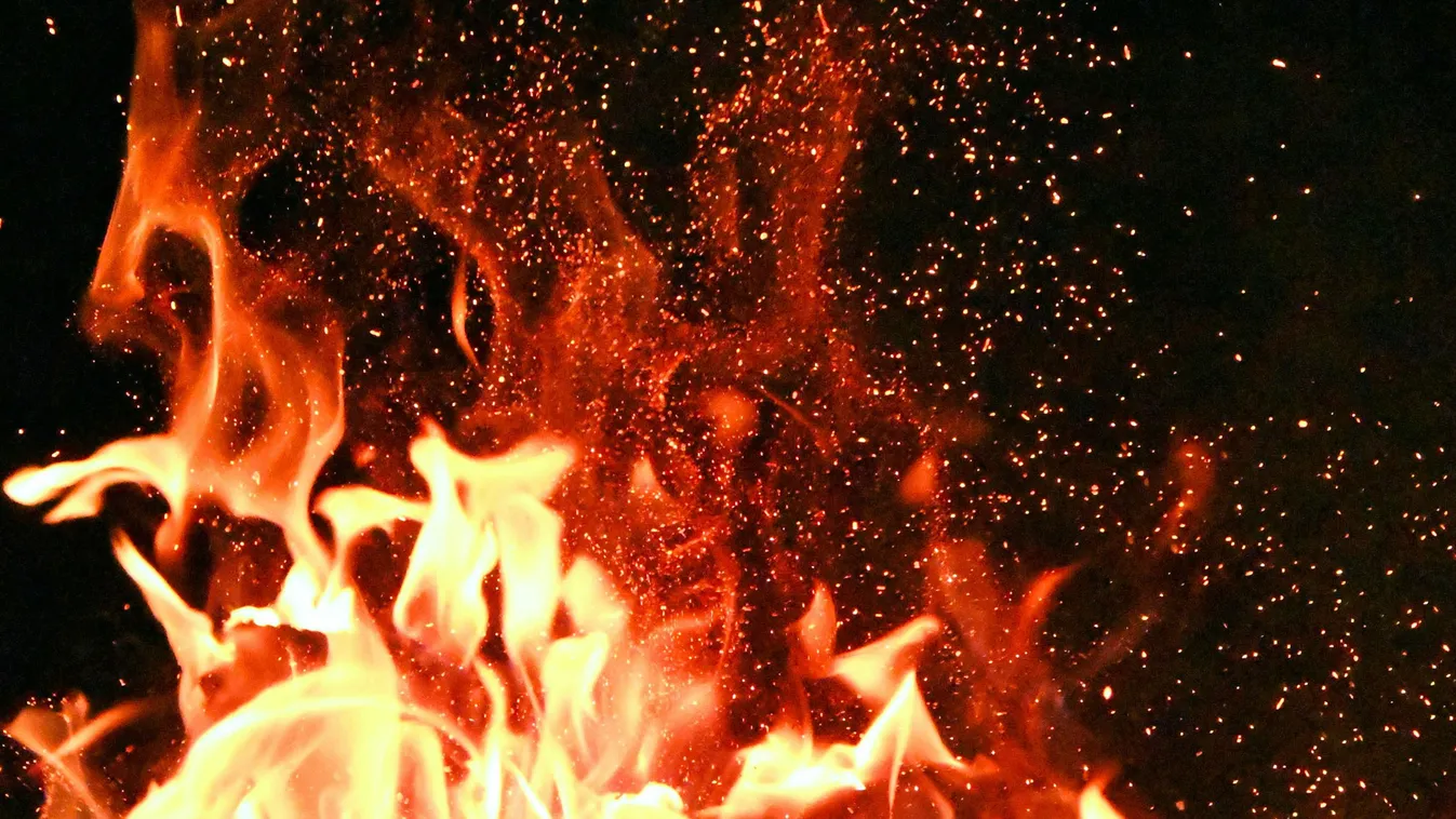 Felcsaptak a lángok: teljes terjedelmében ég egy ingatlan a fővárosban