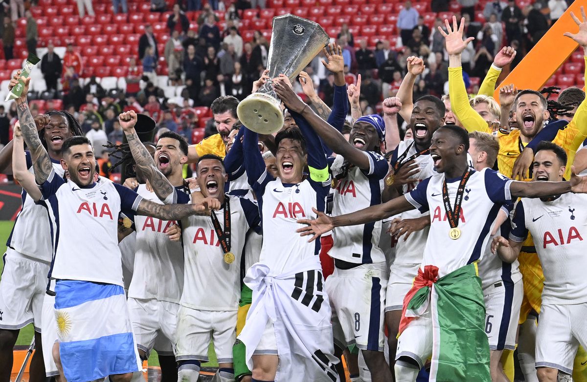 Szon Hungmin, a Tottenham csapatkapitánya érem nélkül, viszont az Európa-liga trófeájával a Manchester United legyőzése után