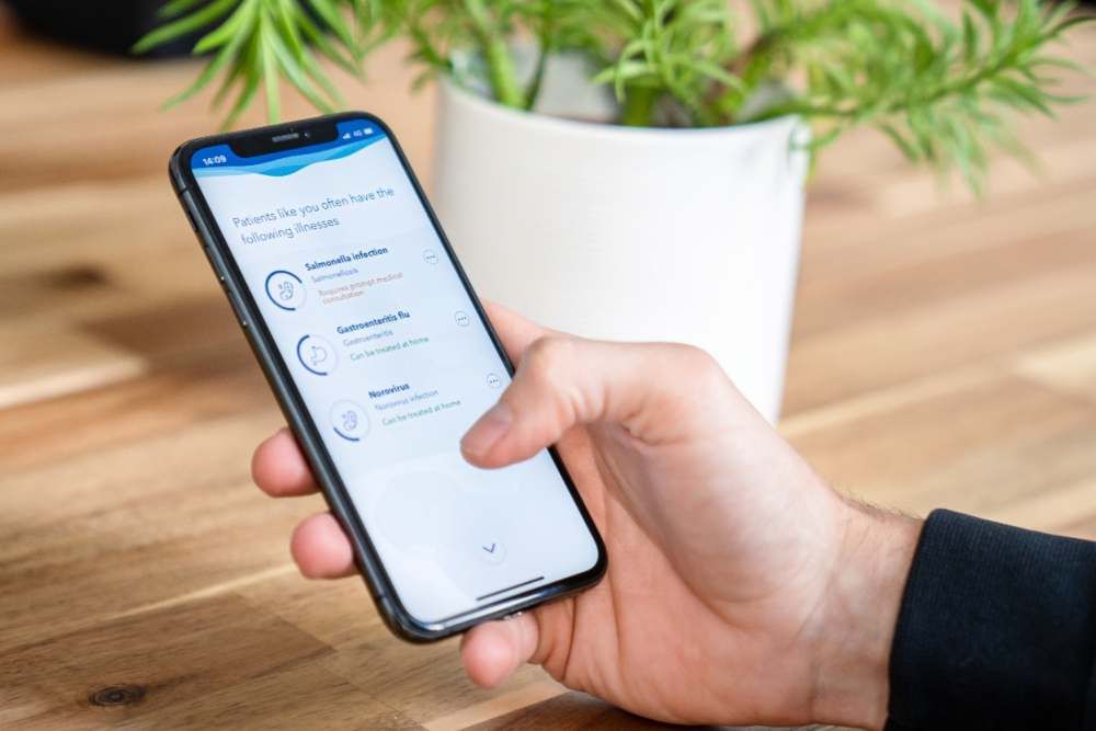XUND_phone in hand