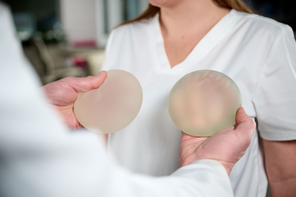 Close-up,Of,Female,Plastic,Surgeon,Demonstrates,Breast,Implants,To,A