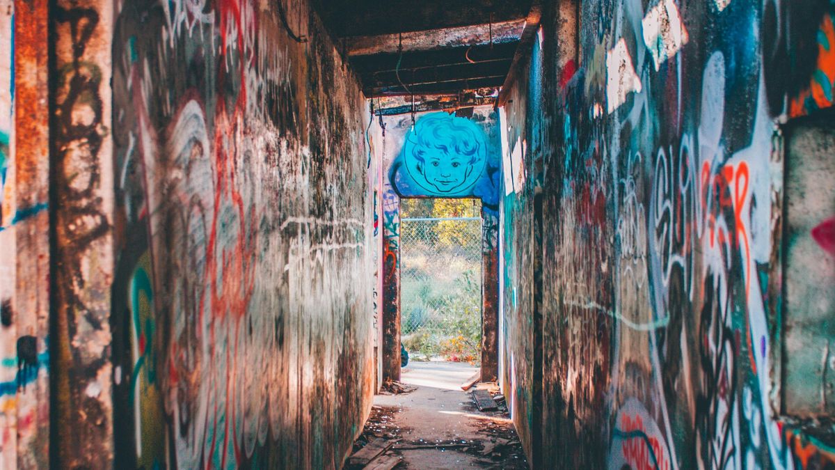 alt=Hátborzongató graffitiket fedeztek ott, ahol a kisfiú annak idején eltűnt bújócskázás közben