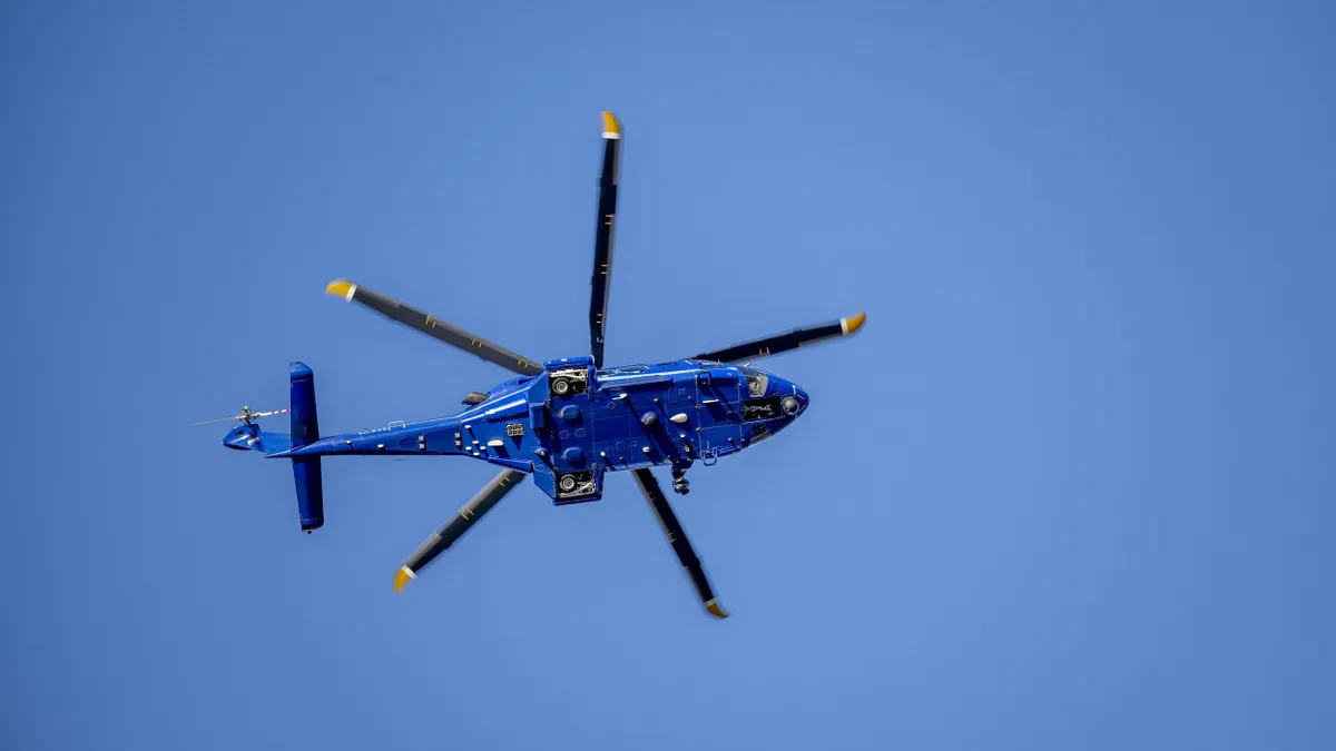 Egy rendőrhelikopter vette észre a lángoló penészleki tanyát, azonnal az idős tulajdonos segítségére siettek