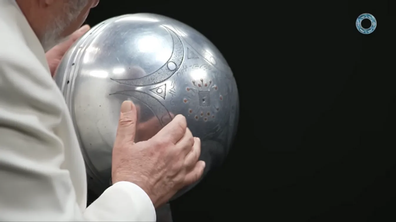 Baljós üzenetet küldött a tudós az emberiségnek, miután furcsa felirattal borított UFO-t találtak