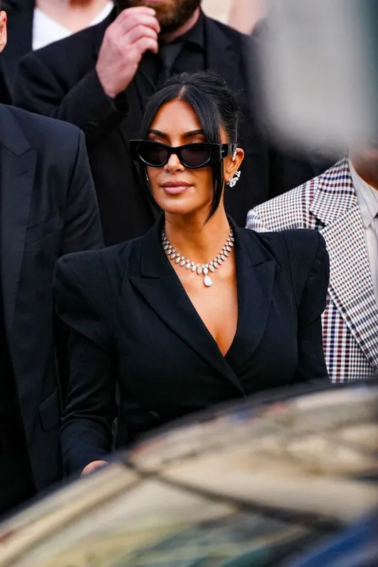 Kim Kardashian stílusosan egy hatalmas gyémánt nyaklánccal jelent meg a bíróságon