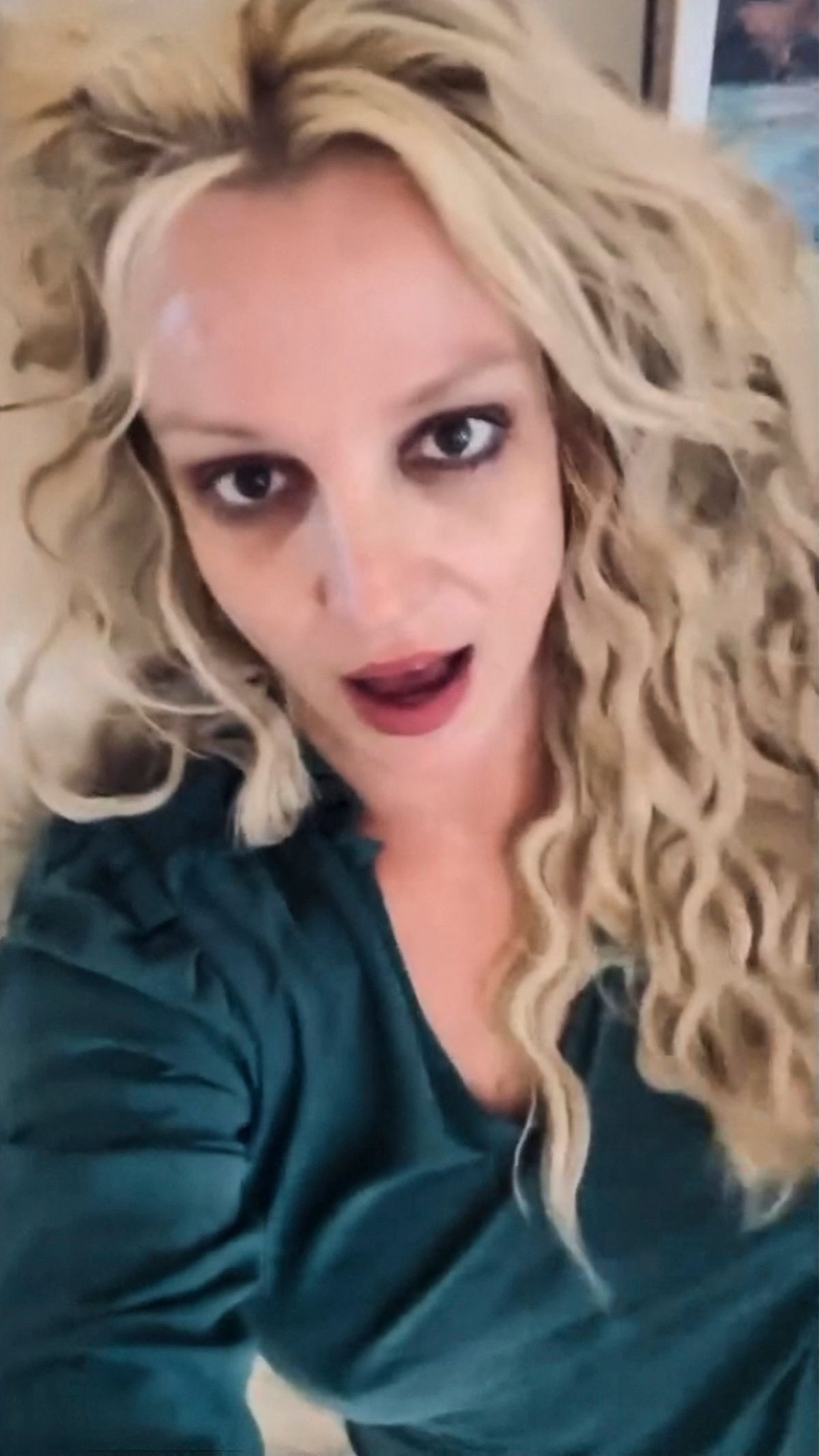 Britney Spears kénytelen volt bocsánatot kérni a botrányos viselkedése miatt