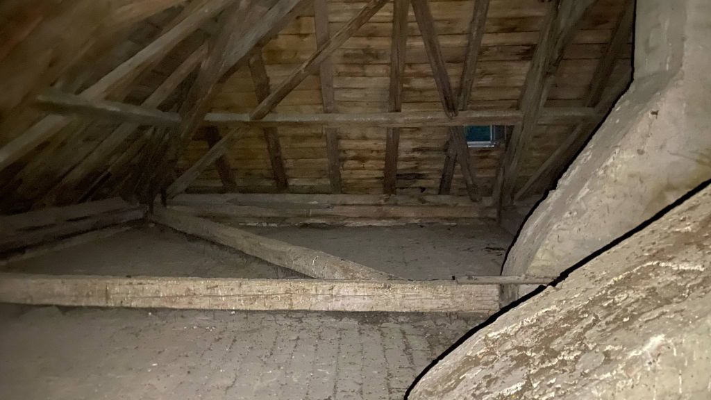 Sötét titkot rejt a padlás? Riasztó, amit Urbex Kálmán ott talált