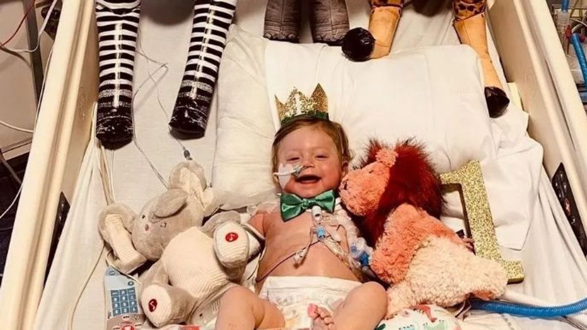 Sárgán született a harcos kisfiú, ritka génmutációja miatt rettegnek a szülei
