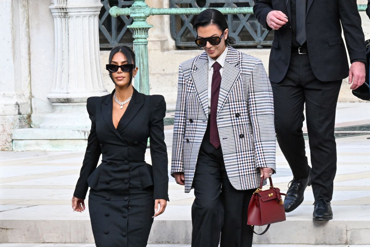 Kim Kardashian-t édesanyja, Kris Jenner is elkísérte a tárgyalásra