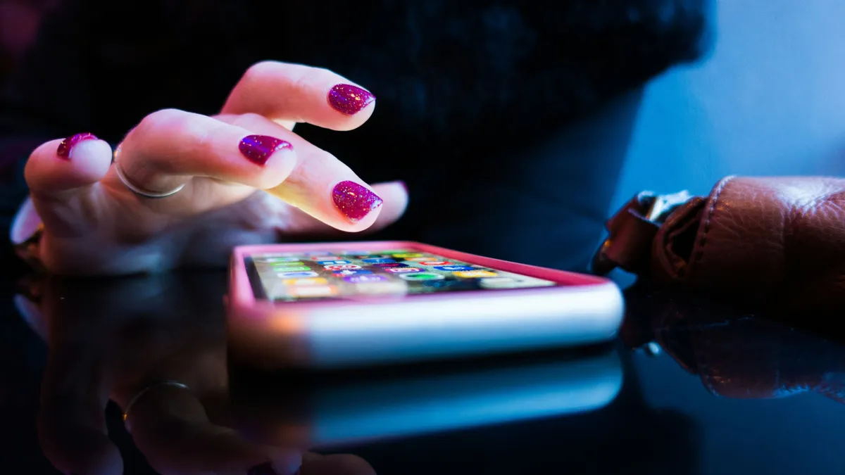 Rendőrnek adták ki magukat a telefonos csalók, rengeteg pénzt bukott egy győri nő
