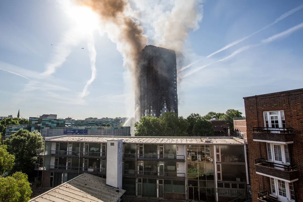 London fire: Screaming people trapped as blaze engulfs 27-storey Grenfell Tower in Notting Hill