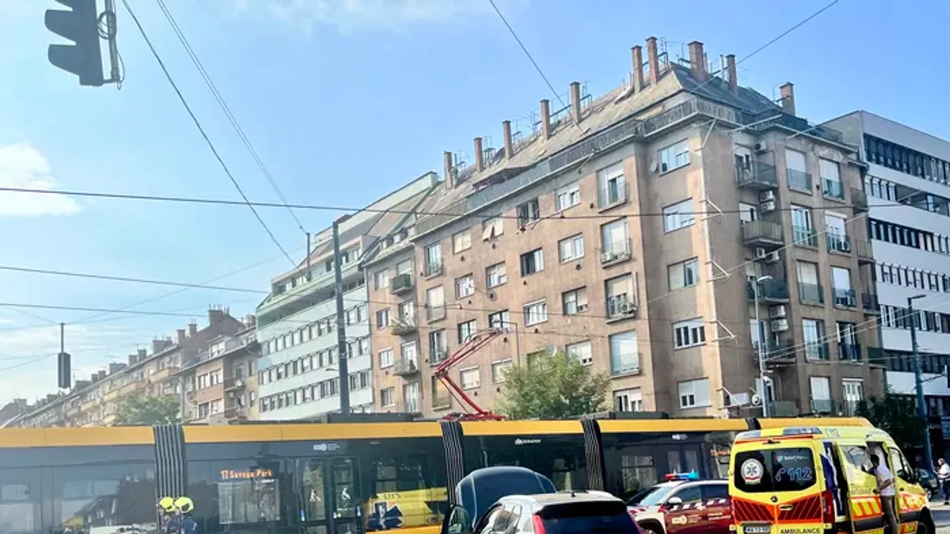 Áll a forgalom Budapesten: villamosba csapódott egy autó