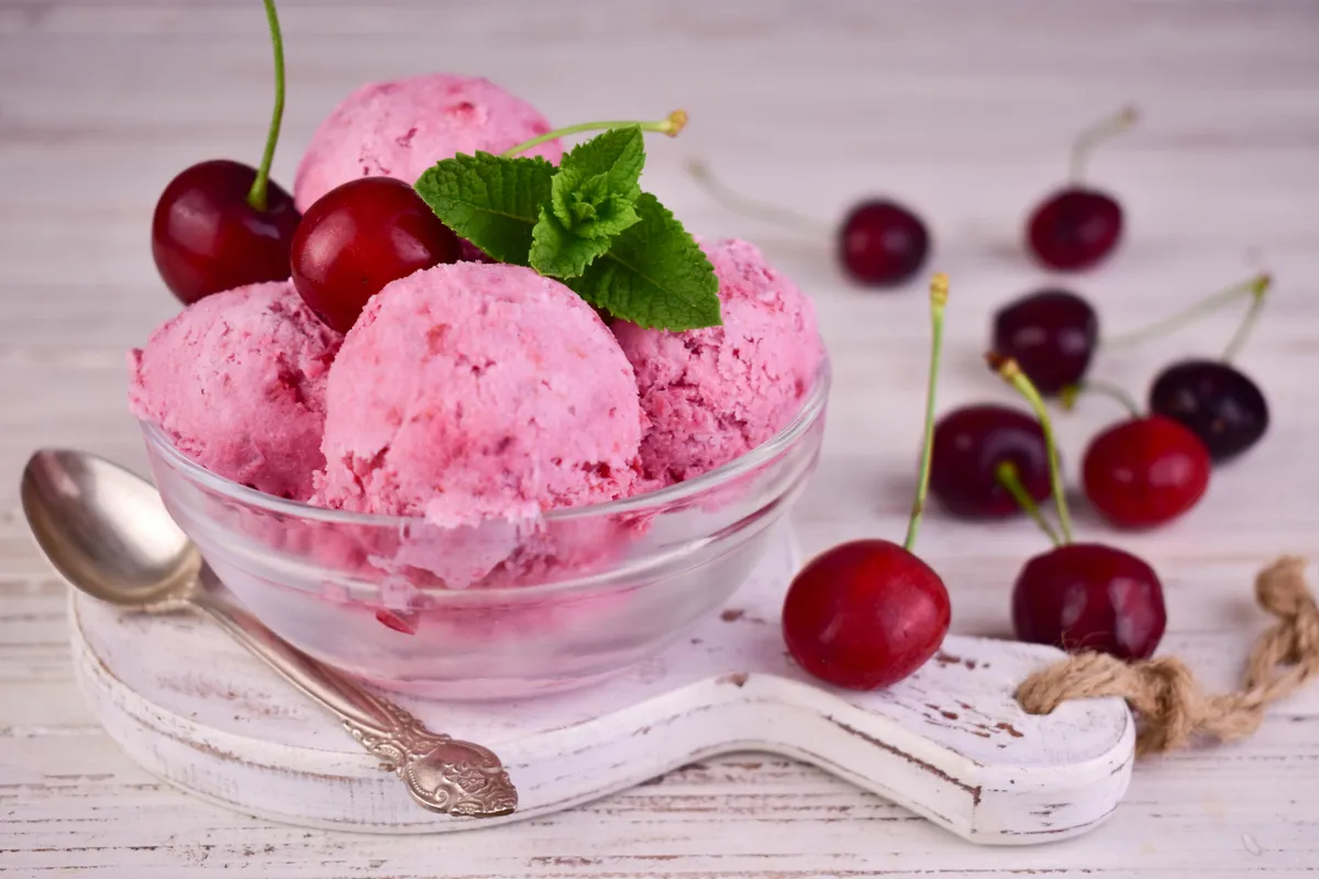 Cherry,Ice,Cream,In,A,Glass,Bowl,And,Fresh,Cherries.close-up.