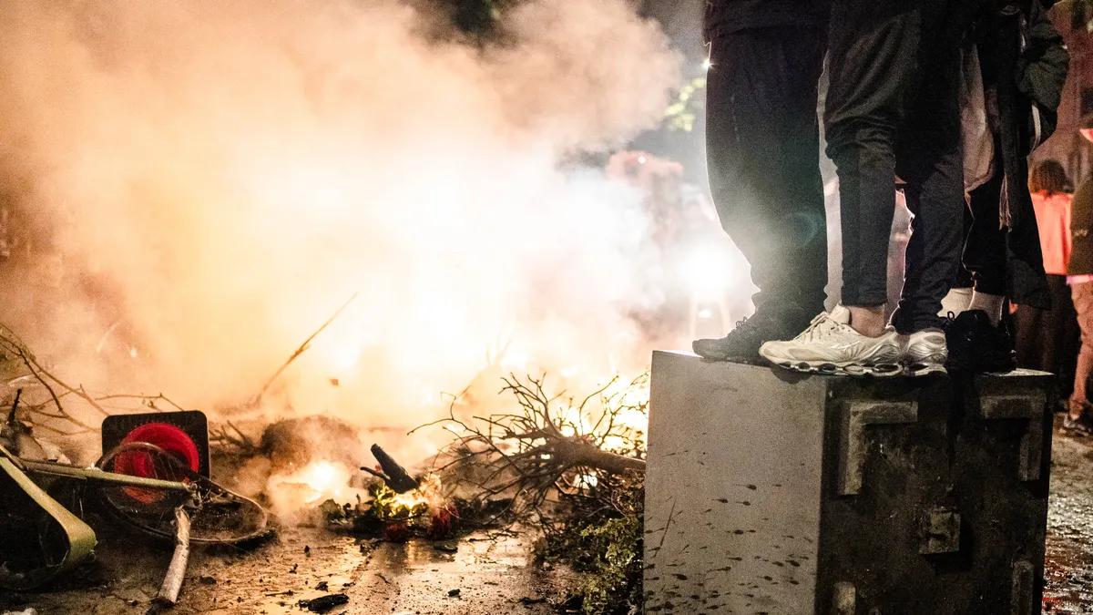 Fidesz-frakció: Illegális migránsok miatt voltak utcai harcok Párizsban