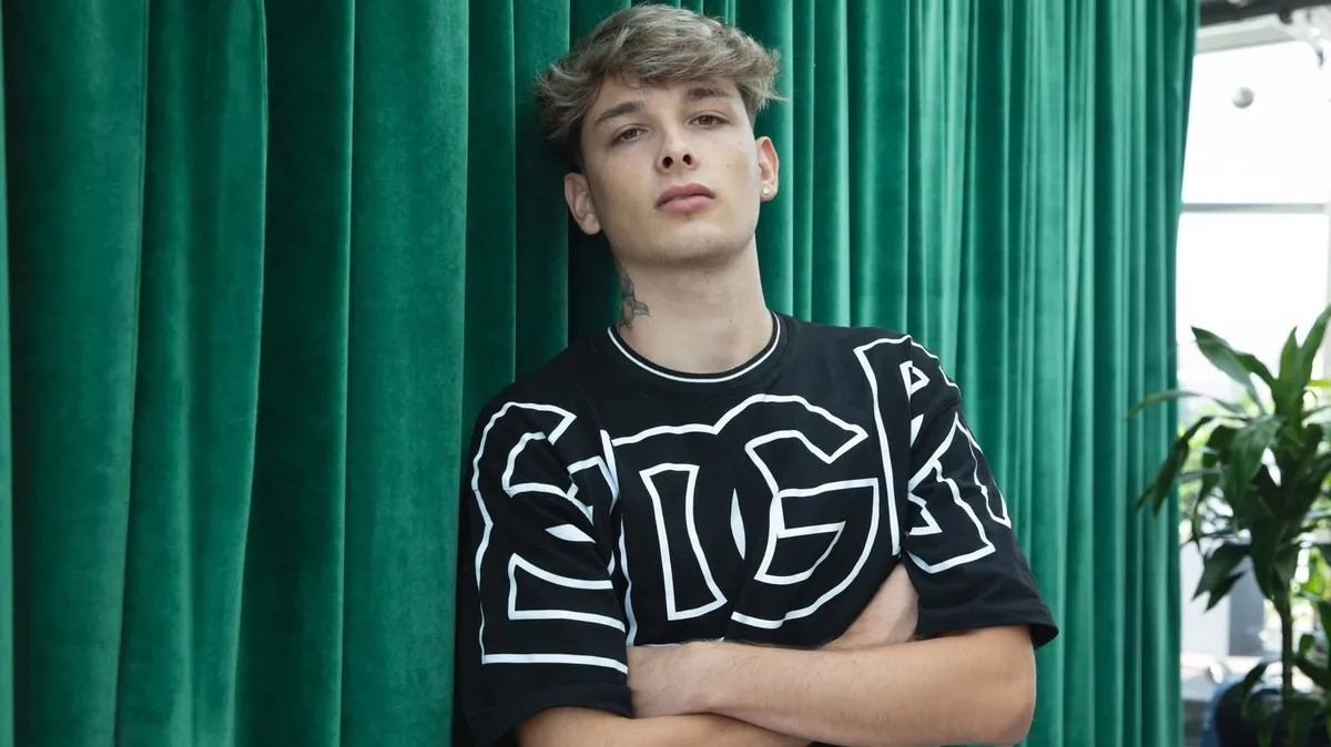 A Kőgazdag Fiatalok sztárja szerelmével pózol a kamerák előtt